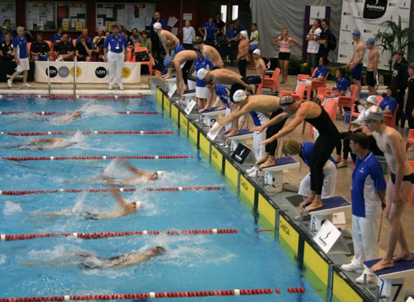 Men's 4 x 100 free relay change over